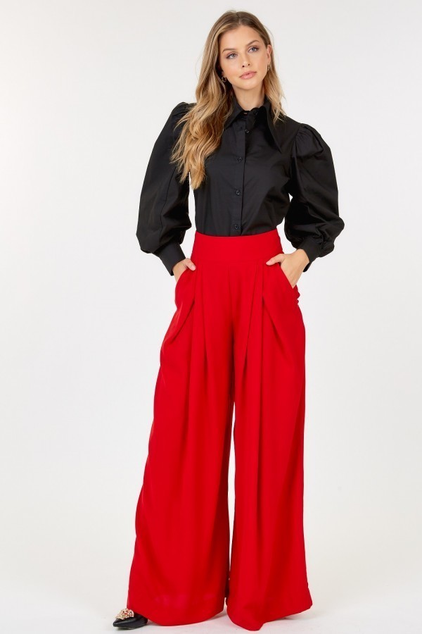 Red pants. Palazzo pants. Beige cardigan. Whitr blouse. Spain. Lady.  Ellengance. Elegant. Chic. | Moda femenina, Moda para mujer, Moda